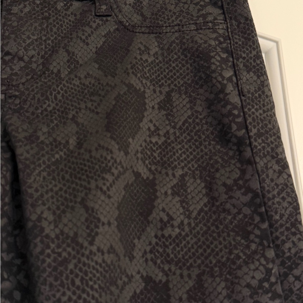 Kut from the Kloth, Jennifer Ultra Skinny Black Snakeskin Pattern Jeans, Size 6 - Picture 6 of 11